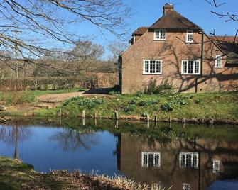 Charming detached cottage in peaceful, rural setting with woodland & ponds - Uckfield - Building