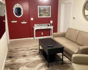 Charming 1-bedroom cottage in delightful Brooksville with AC, WiFi - Brooksville - Huiskamer