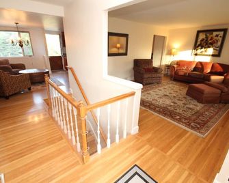 Lovely sunlit ranch style home with large fenced yard - Littleton - Sala de estar