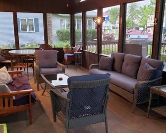 Lake Wawasee Pet-Friendly Cottage with Pontoon, Firepit, 3 decks, large lot - Syracuse - Lounge