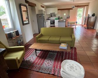 Old Quercy farmhouse located in the ''Bois noir''. - Caillac - Sala de estar