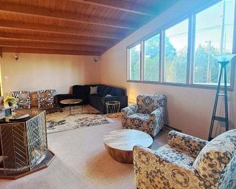 Sunny Arcadian Court - McPherson - Wohnzimmer