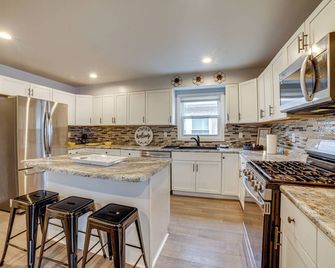 4 Mi to Lake Michigan: East Chicago Home w/ Grill - East Chicago - Cocina