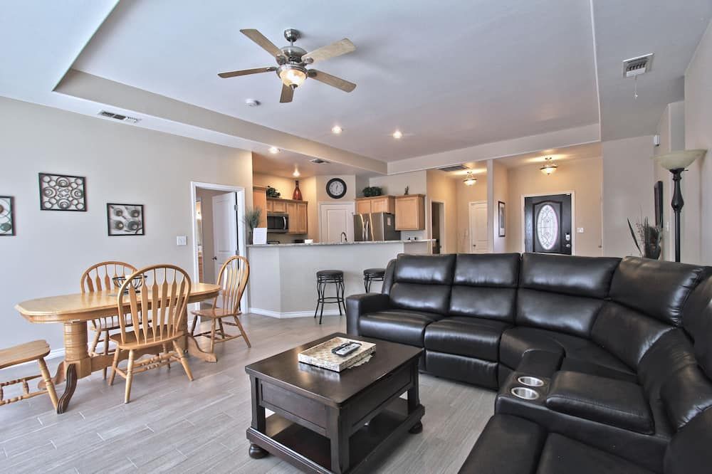 La Cueva~fantastic 3 Bedroom Home. Sleeps 6-8 People. Near Carlsbad Caverns - Carlsbad - Living room