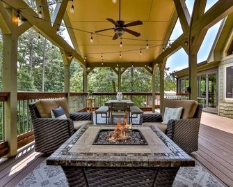 All Decked Out w/ Hot tub 4 BR+Loft, Game Room - Talking Rock - Patio