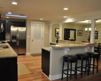 Charming Waterfront Cottage Outside St. Michaels Close to the Oaks - Royal Oak - Kitchen