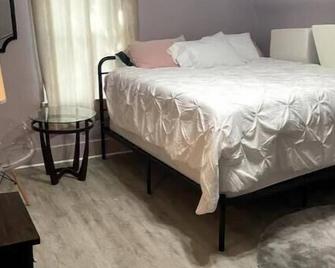 Comfy! Near airport yet quite Pittsburgh quick - Imperial - Bedroom