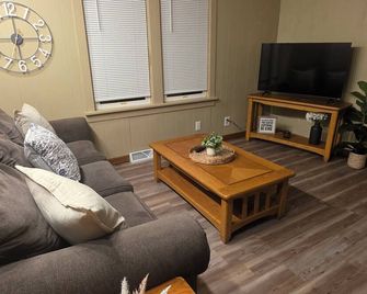 Cozy 3-bedroom house in welcoming Dixon with lots of room for the whole family. - Dixon - Вітальня