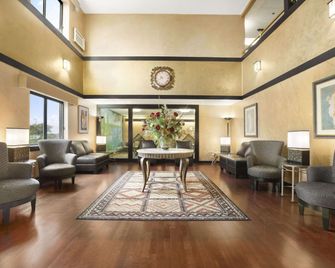 Super 8 by Wyndham Milwaukee Airport - מילווקי - טרקלין