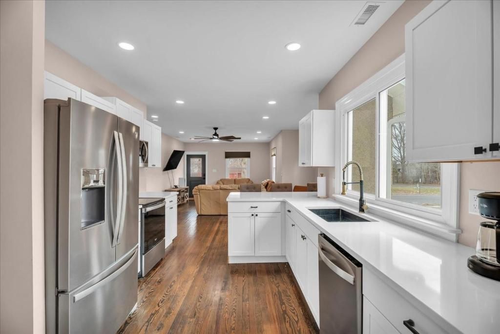 Rowan University Home Sleeps 12 with 10 Car Parking 20 min to Philly