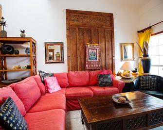 Villa Natalia, Fabulous! On Beach, Dock, Pool, 6 Max, 3 Bd/Ba, Xlnt Reviews - San Pedro Town - Living room