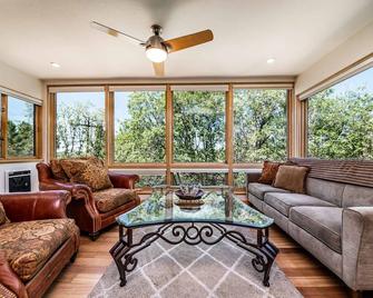 The Epic Escheresque House w/AC on Cherry Hill - Flagstaff - Living room