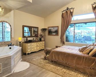 Lovely Lakehouse with Indoor Spa Tub Suite and Stunning Views - Menifee - Habitación