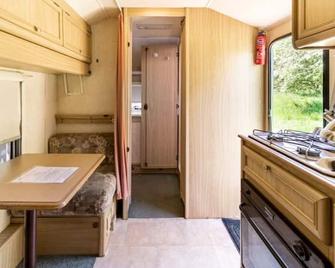 Wheels in the wilderness - Tavistock - Dining room