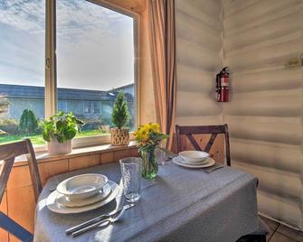 Unique Dog-Friendly Log Cabin Short Walk to Ocean - Crescent City - Dining room