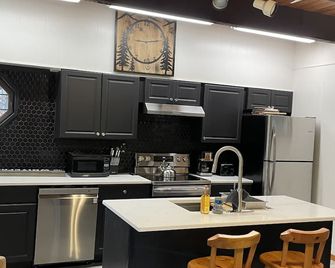 The main lodge at Jay - Jay - Cuisine