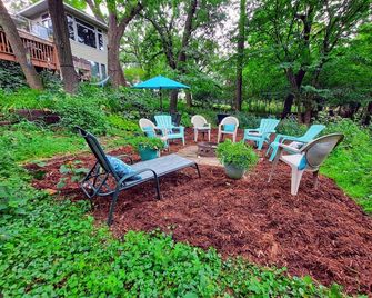 1500 Square Foot Wooded Walkout Retreat With Year Round Hot Tub On Golf Course - Eden Prairie - Patio