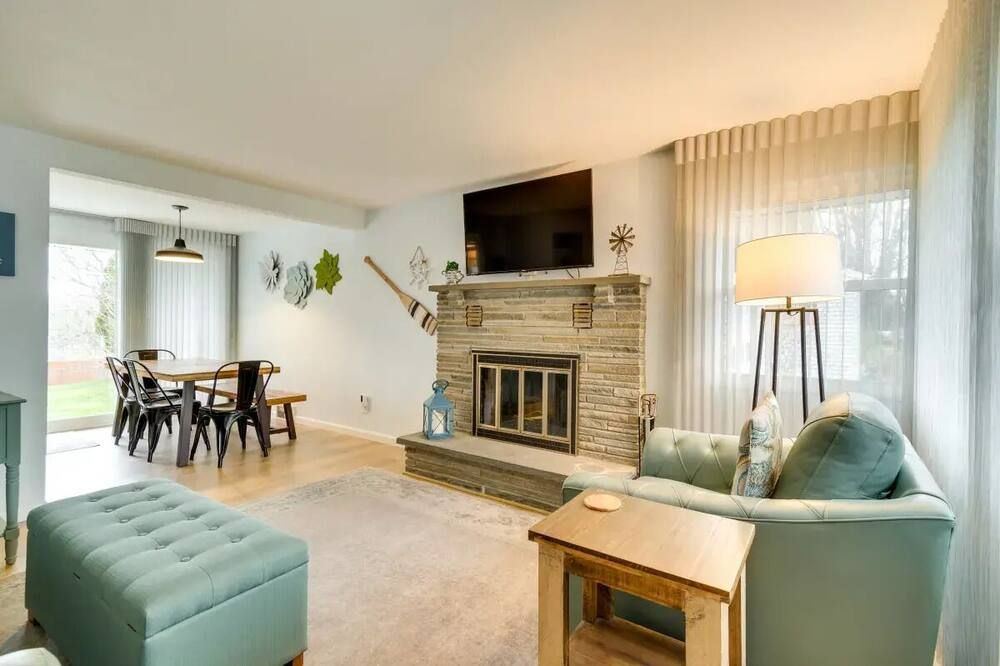 Family & Pet-Friendly w/ yard & game room/desk. Walk a block to Lake Ontario. - جريس - غرفة معيشة