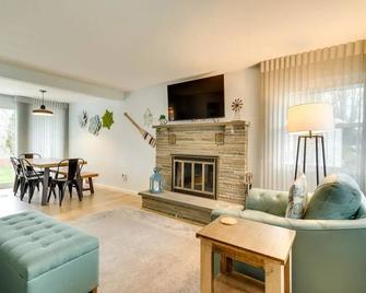 Family & Pet-Friendly w/ yard & game room. Walk a block to Lake Ontario. - Greece - Living room