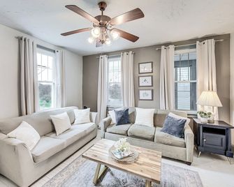 Pet And Family Friendly! Home With Fence - York Haven - Living room