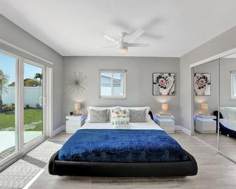 New Waterfront Tropic Oasis - Heated Pool, Canal, Dock, Air Hockey - Boynton Beach - Bedroom