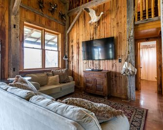 Glamping Cabin Rental for Groups on Lake Buchanan in Texas Hill Country - Buchanan Dam - Living room