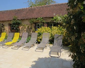 Normandy vacation home with swimming pool 12km from Verneuil sur avre - Mesnils-sur-Iton - Patio