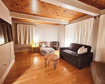 Urban Cottage Style House - Close to lake / University - Kingston