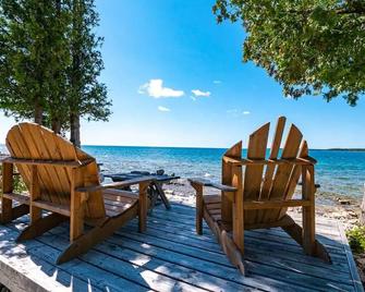 Tobermory Waterfront Cottage @ Singing Sands Beach - Tobermory - Patio