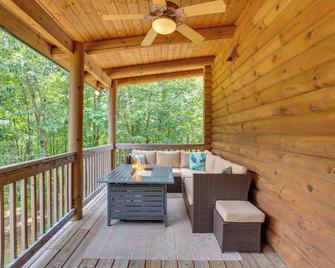 Family Getaway Georgia Cabin with Outdoor Hot Tub - Clermont - Balcony
