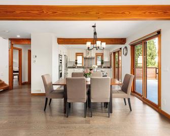 Quiet Modern Dundadrave Oasis - West Vancouver - Dining room