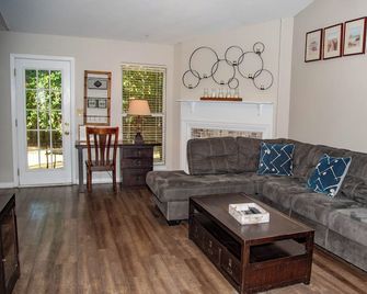 15-Minute Beach Hideaway - Niceville - Living room
