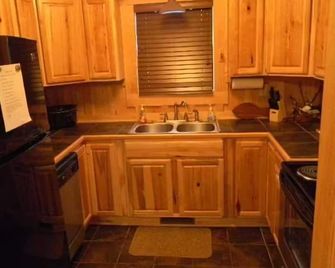 Paradise on the Little Red River and prime trout fishing! - Heber Springs - Kitchen