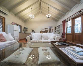 Thistle Hill Guest House - Pokolbin - Living room