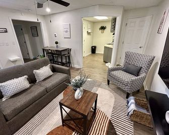 New Basement Apartment in House! - Lawrenceville - Huiskamer