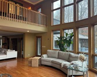 Spacious 7-bedroom house on the Lake, with AC, WiFi, in peaceful Menomonie WI - Menomonie - Wohnzimmer