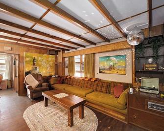 Retro 70s Near MM103 Gap Trail - Star Junction - Living room