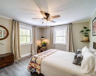 Pet-Friendly Boone Vacation Rental with Deck! - Boone - Bedroom
