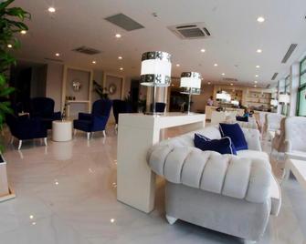 Von Resort Elite - Side - Lobby