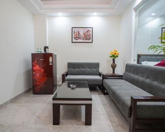 The Lodgers 1 Bhk Serviced Apartment Golf Course Road Gurgaon - Gurugram - Living room