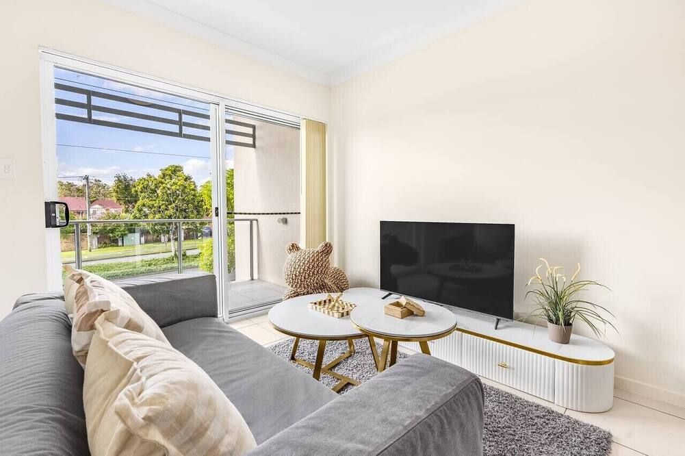 Walk to Everything Modern 2beds Apt With - Springwood