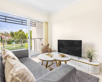 Walk to Everything Modern 2beds Apt With - Springwood