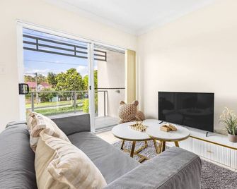 Walk to Everything Modern 2beds Apt With - Springwood
