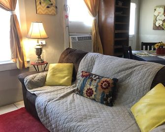 Sunflower Daze -35 min to beach-FAST wifi-kitchen - Crestview - Olohuone
