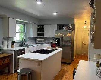 Cozy Farm House Minutes to Downtown Highlands - Highlands - Küche