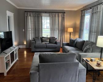 The Gray House - Paducah - Living room