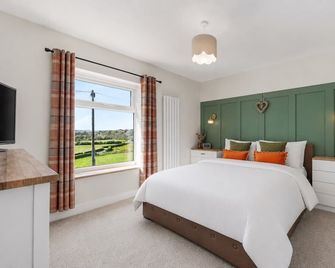 Panoramic Sunset Views - Free Parking & Sleeps 5 - Heywood