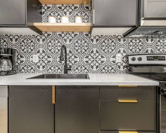 Modern cabin with King Bed, full kitchen and laundry. - Fort Macleod - Küche