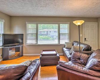 6 Mi to Old Market Home with BBQ-Ready Patio! - Omaha - Living room