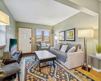 Flyer's Find, remodeled and clean - Richfield - Living room